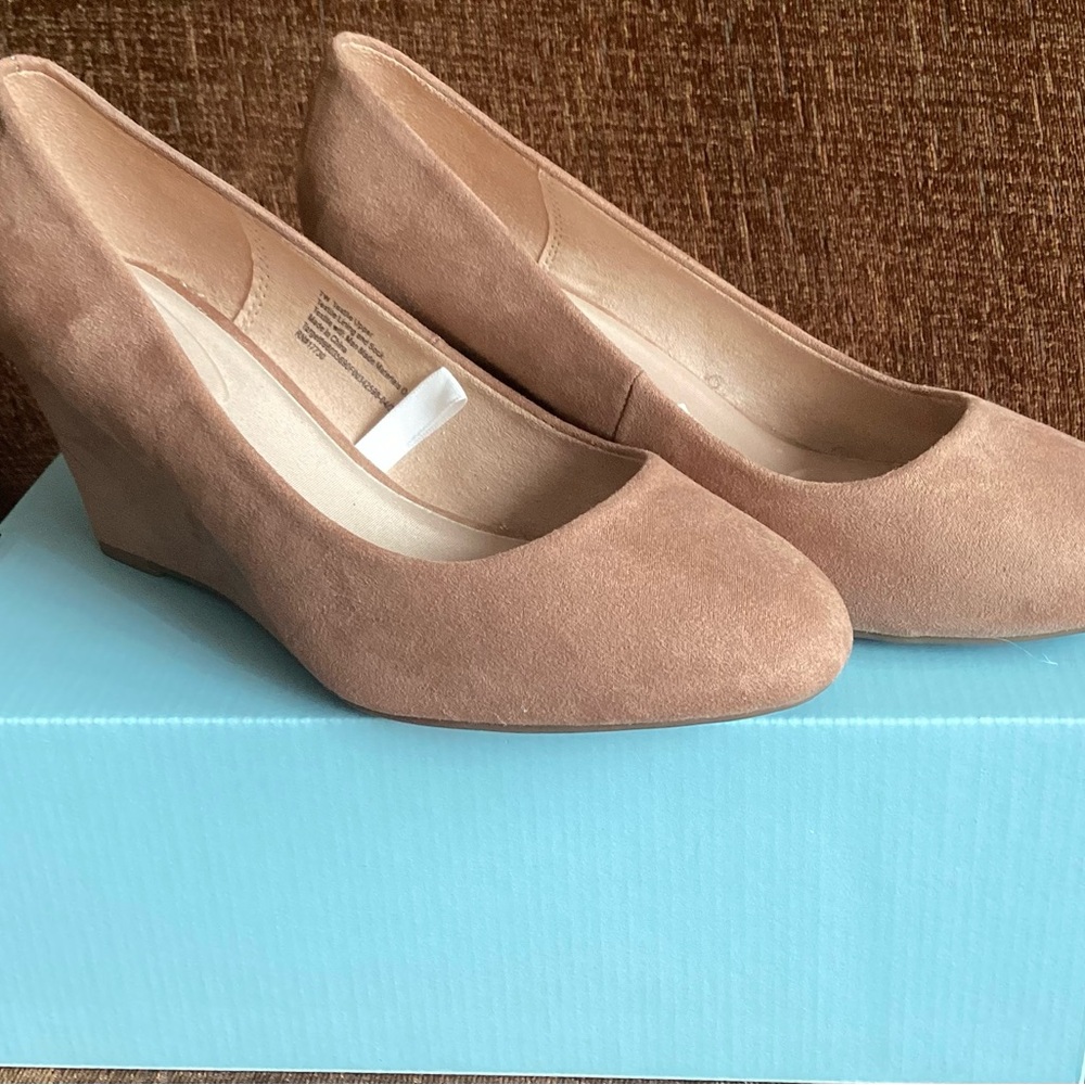 A New Day Women's Tan Suede Wedge Pumps Shoes Size 7W